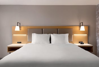 Standard Room, 1 King Bed, City View