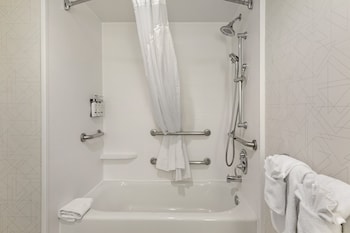 Standard Room, 2 Queen Beds, Accessible (Accessible Tub)
