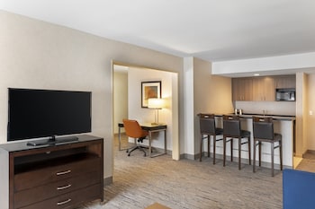 Suite, 2 Queen Beds (Living Area)