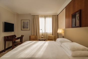 Deluxe Room, 1 King Bed, Mountain View