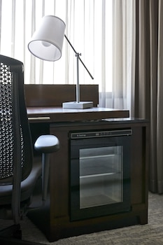 Club Room, 1 King Bed (Mobility Accessible, Roll-In Shower)