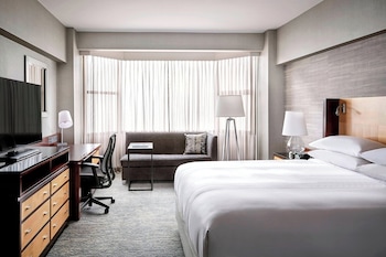 Club Room, 1 King Bed (Mobility Accessible, Roll-In Shower)