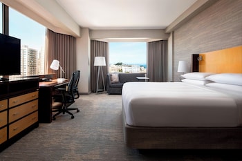 Club Room, 1 King Bed (Mobility Accessible, Roll-In Shower)