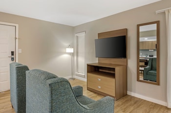 Suite, 1 King Bed, Accessible, Non Smoking (Accessible Tub)