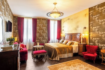 Junior Studio Suite (on the side canal)