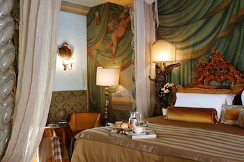 Junior Studio Suite (on the side canal)