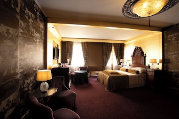 Junior Studio Suite (on the side canal)