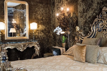 Exclusive Suite (on the side canal)