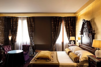Junior Studio Suite (on the side canal)