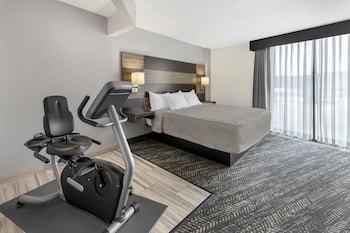Standard Room, 1 King Bed, Non Smoking, Refrigerator & Microwave (Walk-in Shower)