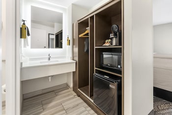 Standard Room, 2 Queen Beds, Non Smoking, Refrigerator & Microwave (Walk-in Shower)