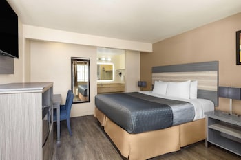 Room, 1 King Bed, Non Smoking, Poolside