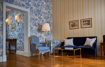 Junior Suite, 1 King Bed, City View