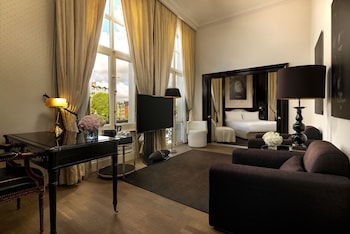 Champagne Suite, 1 King Bed, River View