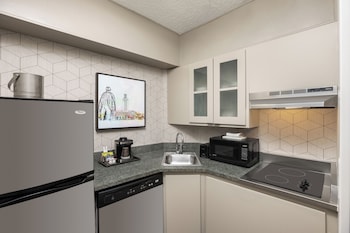One-Bedroom Deluxe Suite, 1 King Bed, Patio