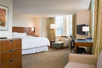 Signature Room, 1 King Bed (East Tower)
