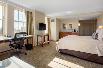 Signature Room, 1 King Bed (East Tower)