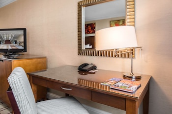 Deluxe Room, 2 Double Beds, Accessible (Roll in Shower, East Tower)