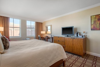 Deluxe Room, 1 King Bed (West Tower)