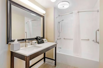 Standard Room, 1 King Bed, Accessible, Bathtub