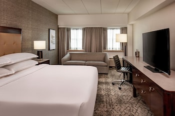 Traditional Room, 1 King Bed with Sofa bed (Mobility/Hearing Accessible, Tub)