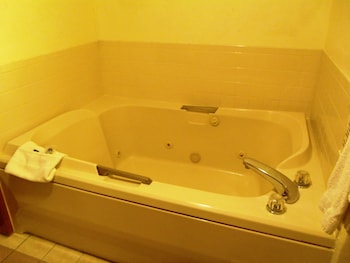 Suite, 1 King Bed, Non Smoking (Jacuzzi)