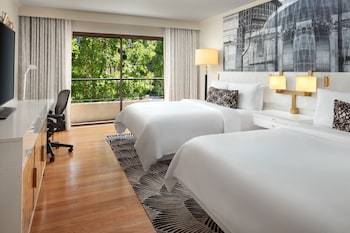 Room, 2 Queen Beds, Balcony (Mobility/Hearing Access, Roll-in Shwr)