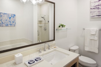 Waterfront King Suite With Living Room