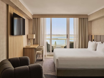 Luxury King Room with Ocean View and Bath - High Floor