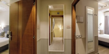 Two Connecting Rooms - Via della Croce 15
