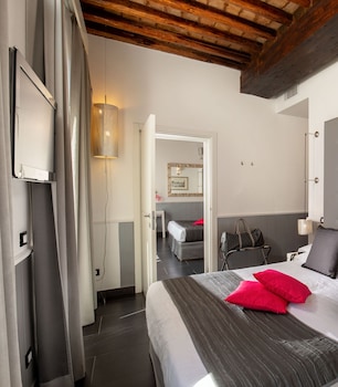 Two connecting rooms - Via Del Corso 81