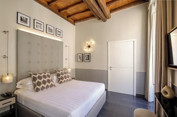 Two connecting rooms - Via Del Corso 81