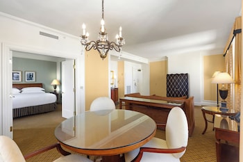 Suite, 1 Bedroom (Dining Area)