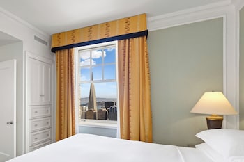 Suite, 1 Bedroom (Dining Area)