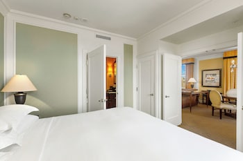 Suite, 1 Bedroom (Dining Area)