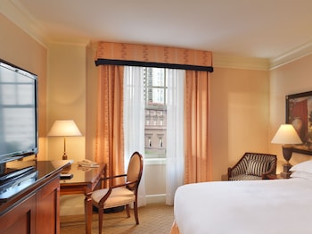 Classic Room, 1 King Bed, Roll-in Shower (Mobility)