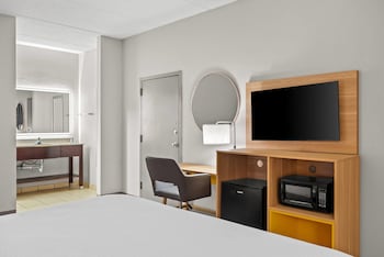 Suite, 1 King Bed, Non Smoking