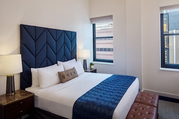 Premium Room, 1 King Bed (Wet Bar)