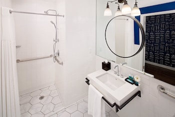 Room, 1 Queen Bed, Transfer Shower (Communications Accessible)