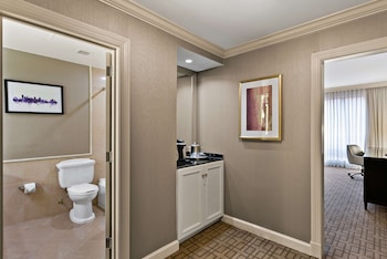 Deluxe Room, 1 King Bed, Accessible (Mobility/Hearing Tub)