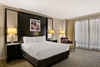 Deluxe Room, 1 King Bed, Accessible (Mobility/Hearing Tub)