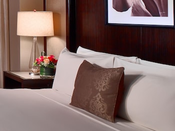 Deluxe Room, 1 King Bed, Accessible (Mobility/Hearing Tub)
