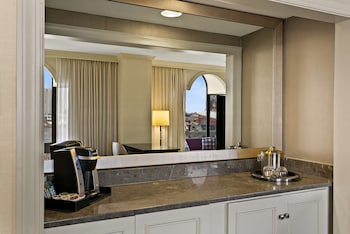 Premier Suite, 1 King Bed with Sofa bed, Harbor View