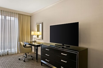 Deluxe Room, 1 King Bed, Accessible (Mobility/Hearing Tub)
