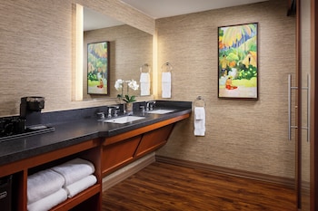 Beachfront Room w/ Patio 2 Queens Accessible Tub