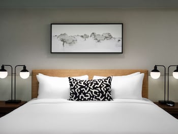 Premier Room, 1 King Bed, Accessible (Hearing)