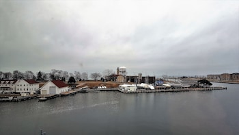 Suite, 1 Bedroom, Non Smoking, Lake View (Bridal, 1 King Bed)