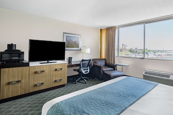 Room, 1 King Bed, Accessible, Non Smoking (Lake View, Accessible Tub)
