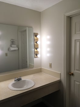 Deluxe Studio Suite, 1 King Bed, Smoking (Whirlpool)