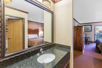Deluxe Suite, 1 King Bed, Hot Tub, Balcony, Lake Front